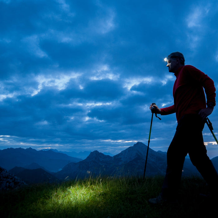 Lampe-frontale-longue-portée-pour-expéditions-nocturnes