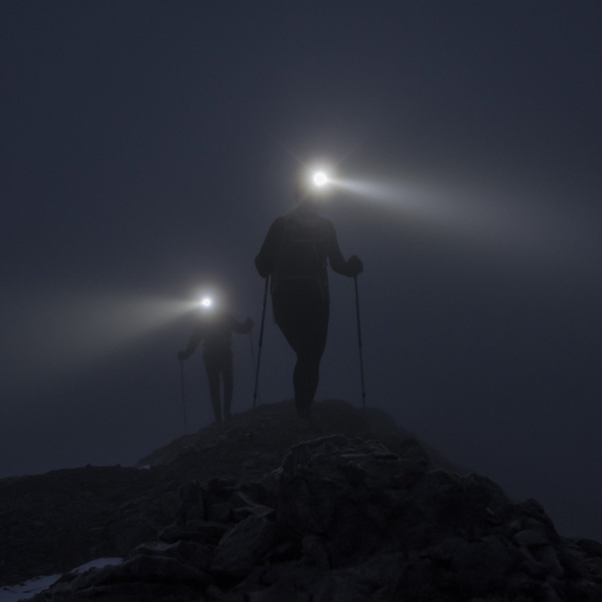 Design-moderne-lampe-frontale-longue-portée-pour-activités-outdoor